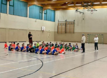 Kinder höhren dem Trainer zu